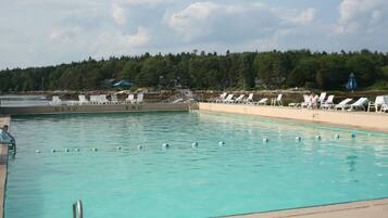 Sæsonbestemt udendørs pool, parasoller