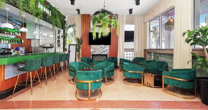 Chesterfield Hotel & Suites