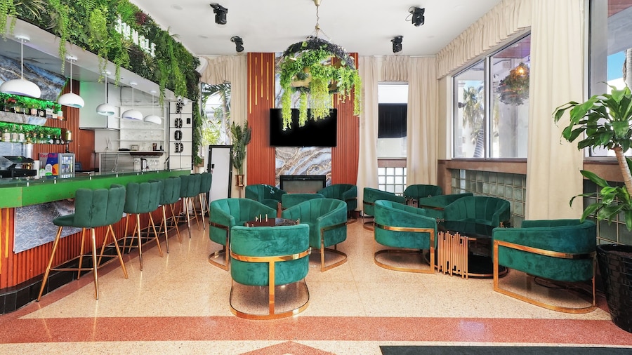 Chesterfield Hotel & Suites