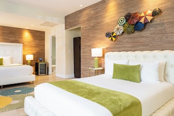 Double Queen Jr Suite | Egyptian cotton sheets, premium bedding, pillowtop beds, minibar at Chesterfield Hotel & Suites