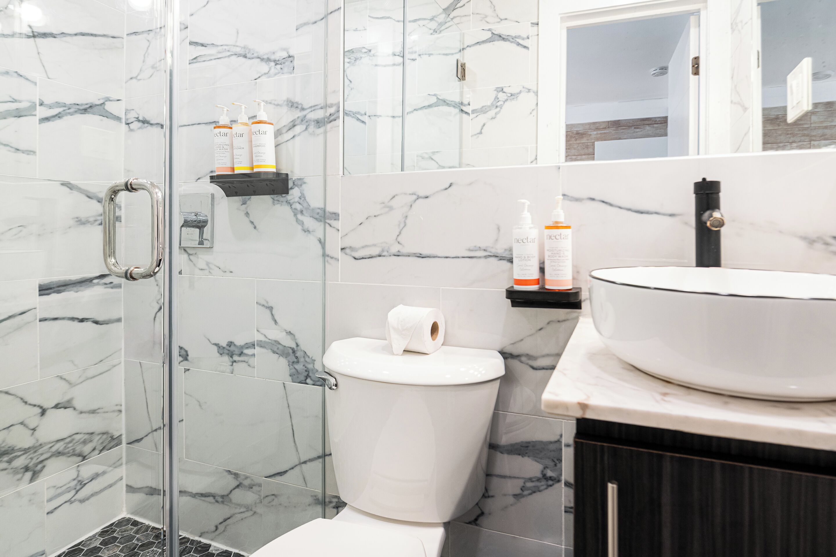 Chambre Familiale, 2 grands lits | Salle de bain | Douche, articles de toilette de luxe, sèche-cheveux, serviettes fournies