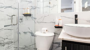 Chambre Familiale, 2 grands lits | Salle de bain | Douche, articles de toilette de luxe, sĂšche-cheveux, serviettes fournies
