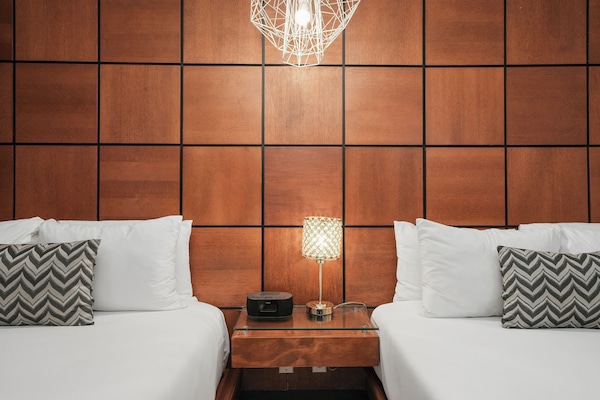 Habitación estándar, 2 camas matrimoniales | Sábanas de algodón egipcio y ropa de cama de alta calidad