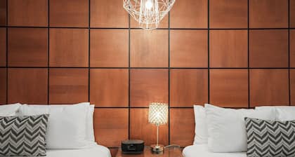Chesterfield Hotel & Suites