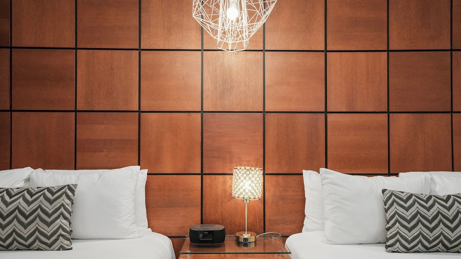 Chesterfield Hotel & Suites