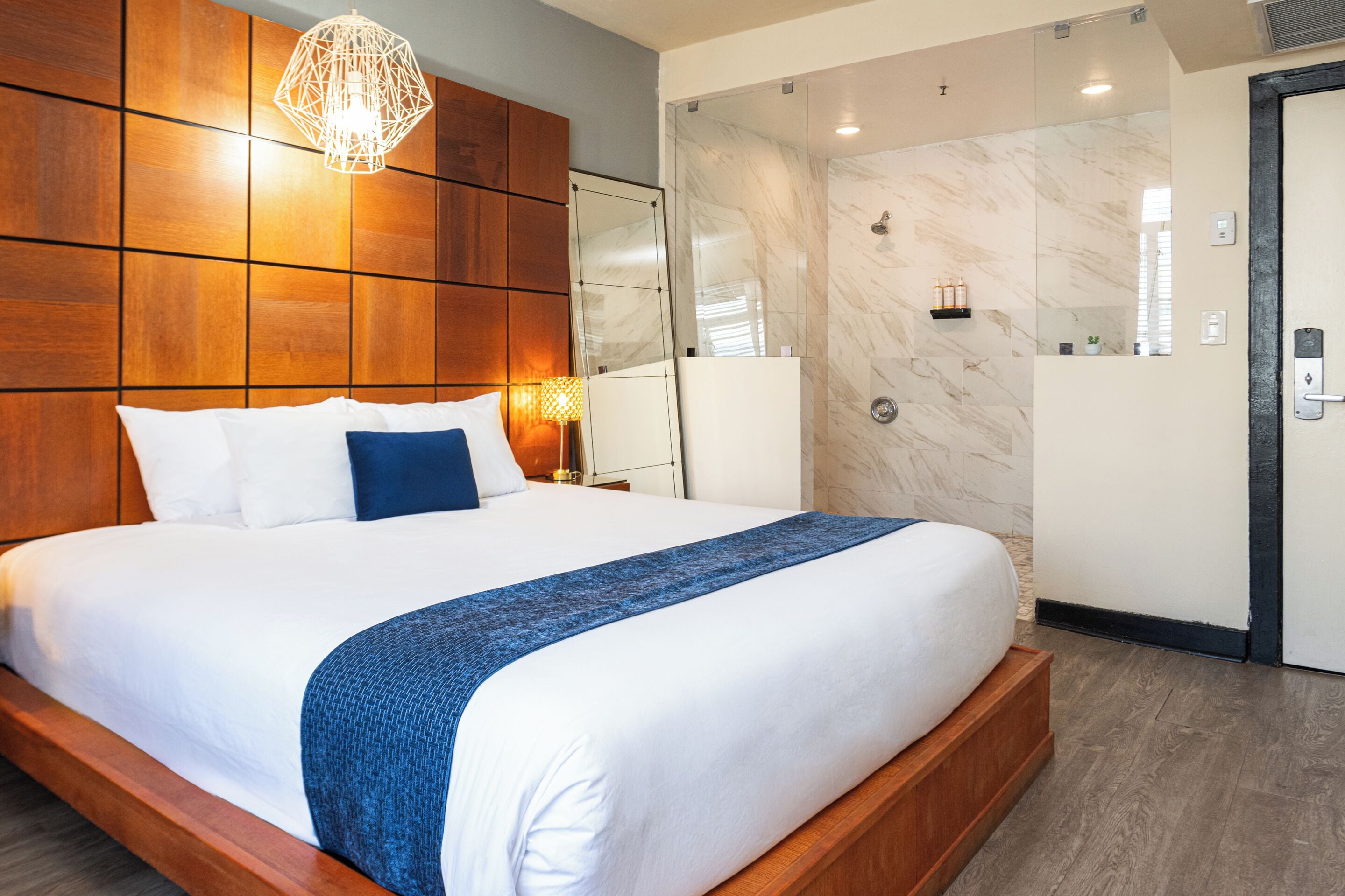 Standard-huone, 1 suuri parisänky, esteetön (150 sq ft) | Egyptinpuuvillaiset lakanat, ylelliset vuodevaatteet