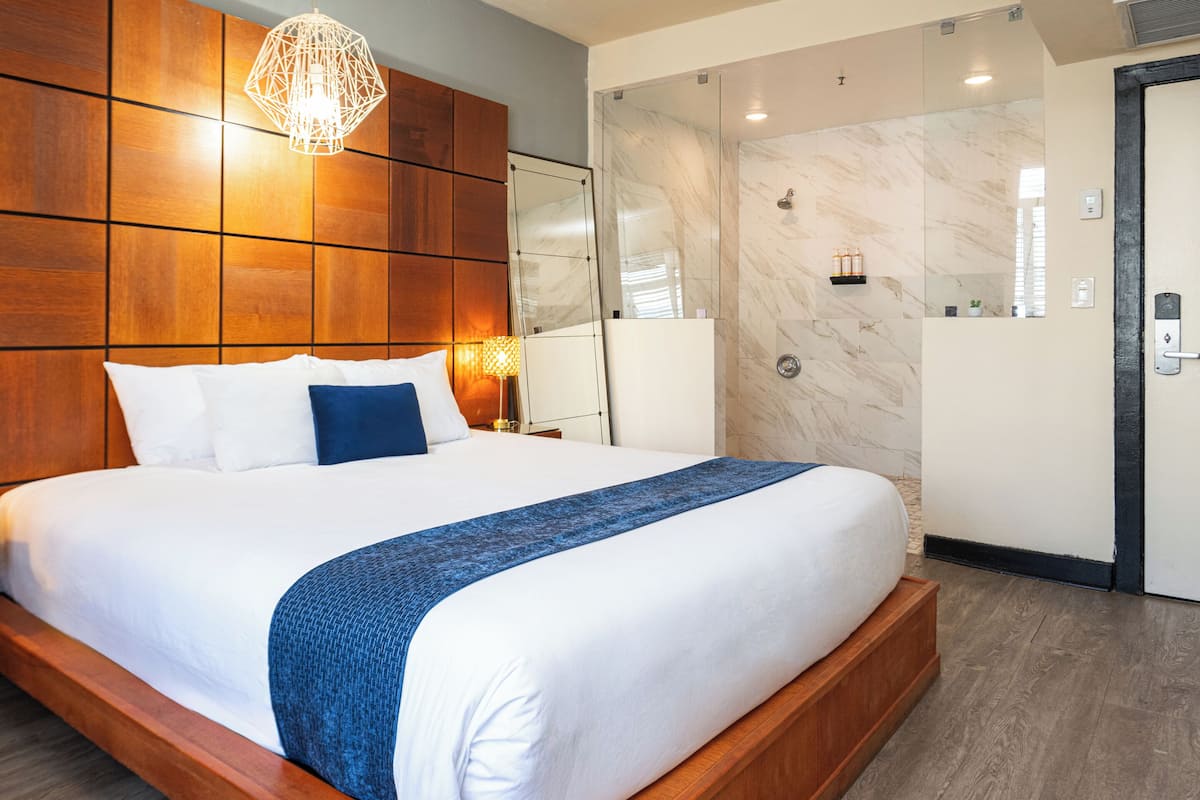 Standard-huone, 1 suuri parisänky, esteetön (150 sq ft) | Egyptinpuuvillaiset lakanat, ylelliset vuodevaatteet