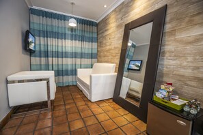 Premium Studio Suite (450 sq ft) | Egyptian cotton sheets, premium bedding, pillowtop beds, minibar
