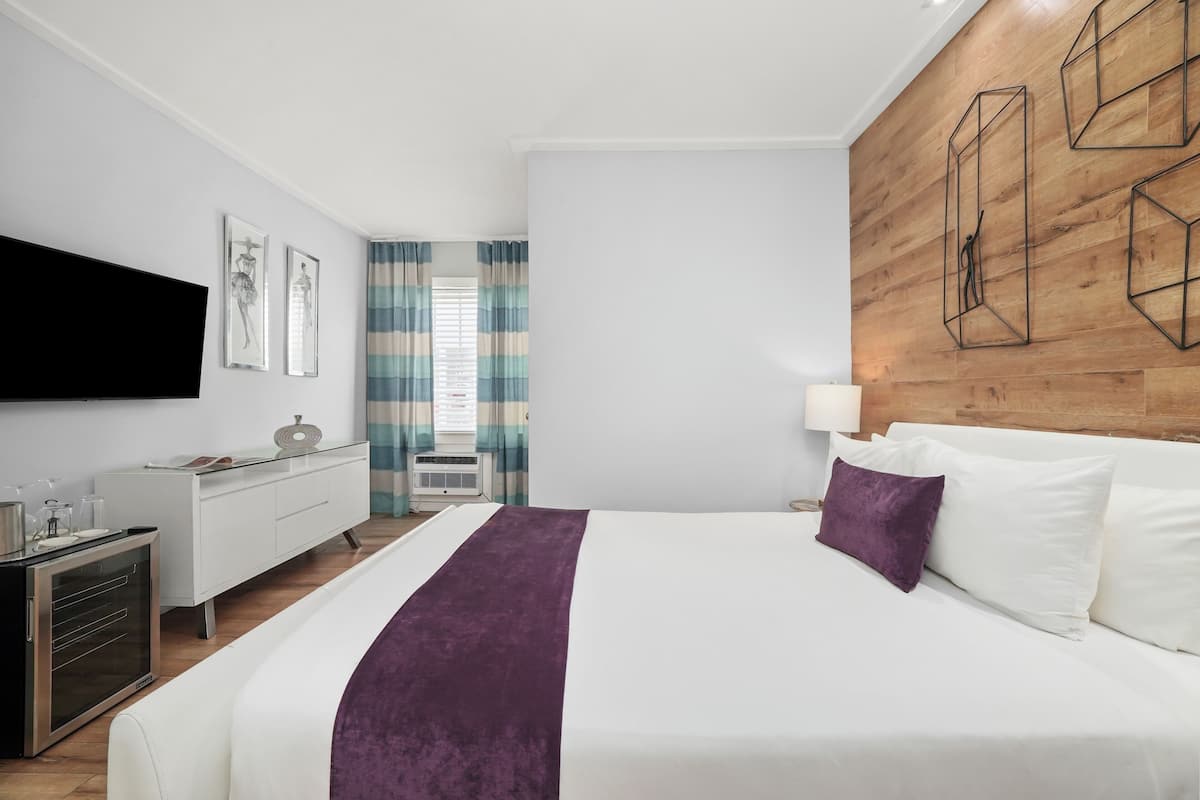 Standard Queen Room | Egyptian cotton sheets, premium bedding, pillowtop beds, minibar