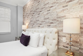 A hotel with a white facade, multiple windows, and a balcony. at Hotel Shelley