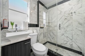 Bathroom | Shower, designer toiletries, hair dryer, towels - Hotel Shelley (Miami Beach)