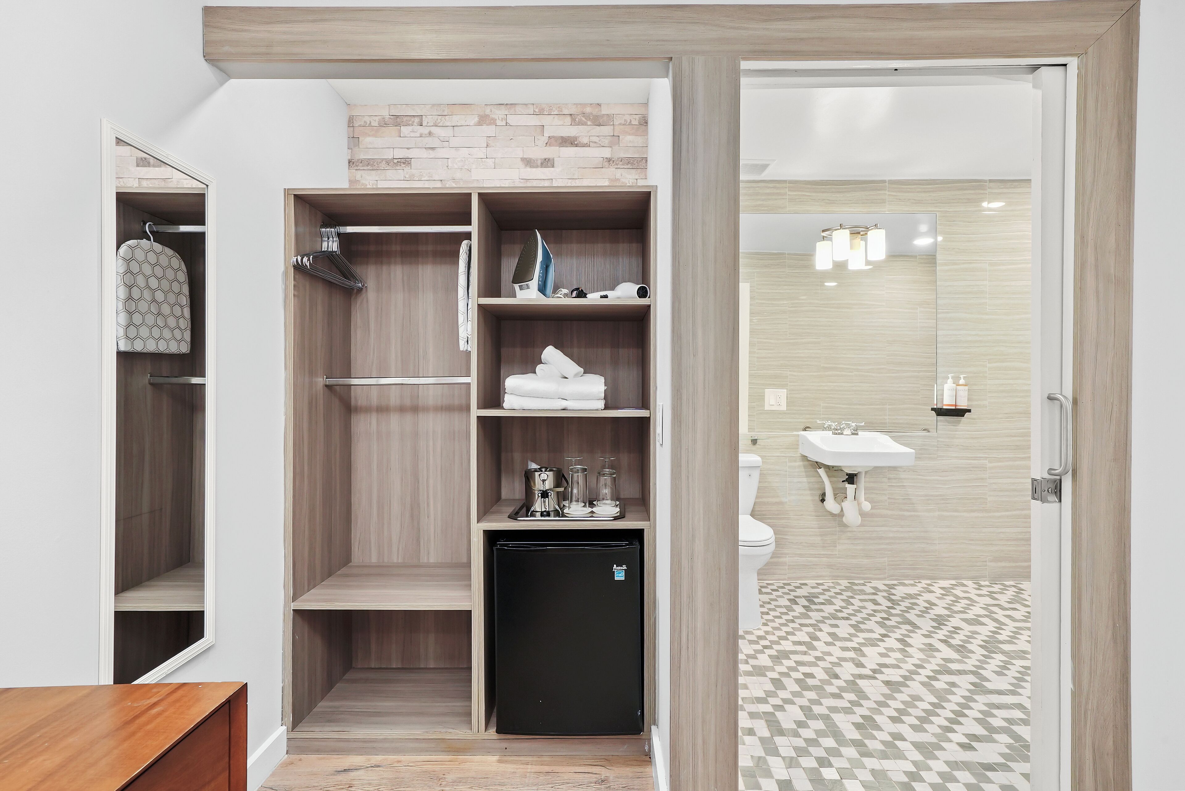 Photo - Shelley Hotel