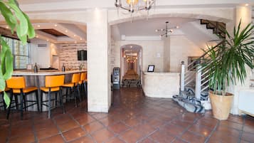 Kios check-in/check-out