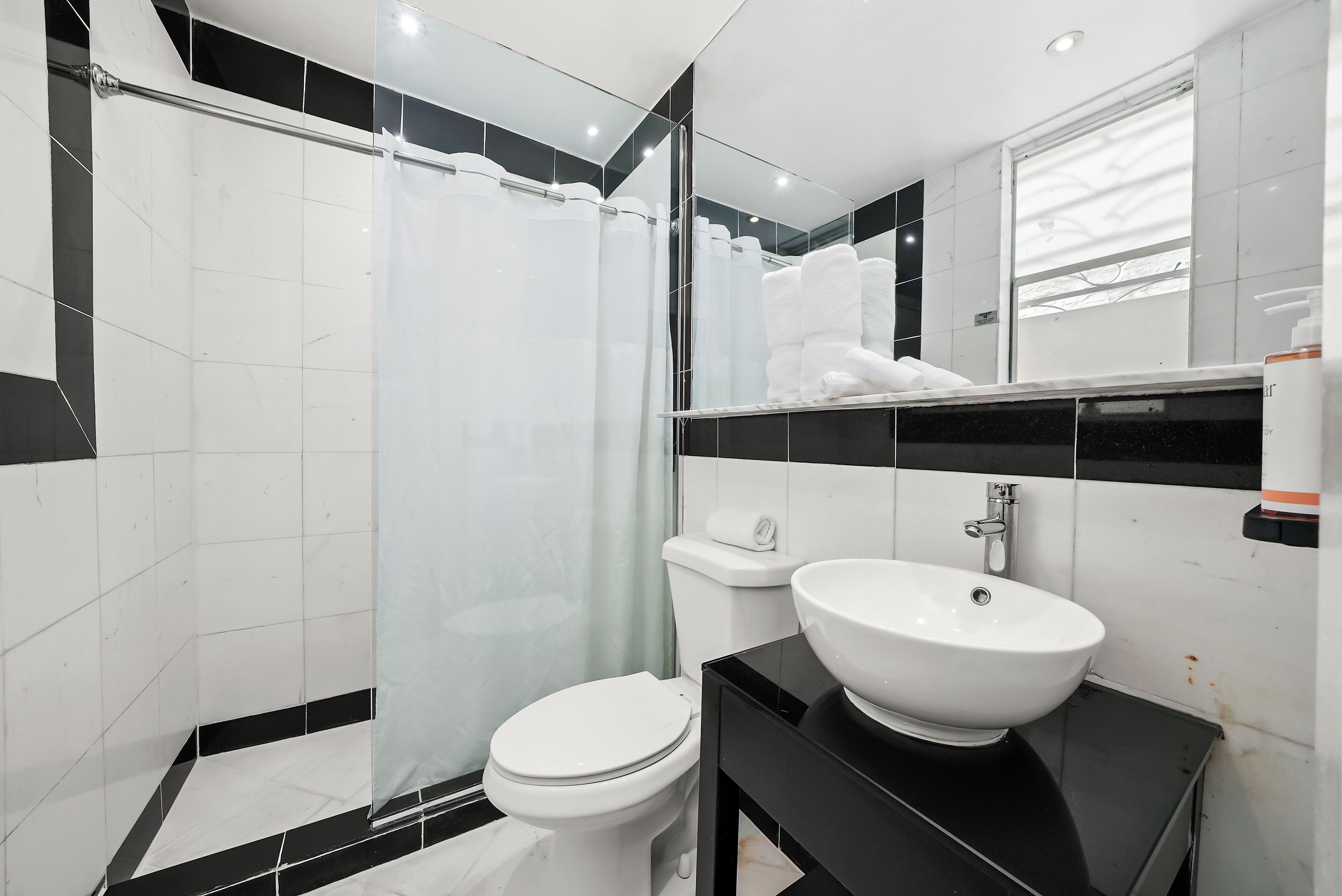 Photo - Shelley Hotel