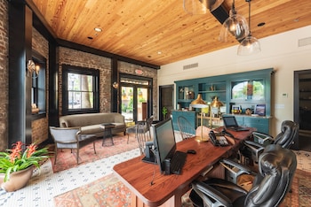 Lobby sitting area at Andrew Pinckney Inn