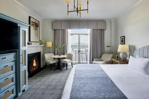 尊荣客房, 1 张特大床 | 高档床上用品、泰普尔床垫、客房内保险箱、办公桌