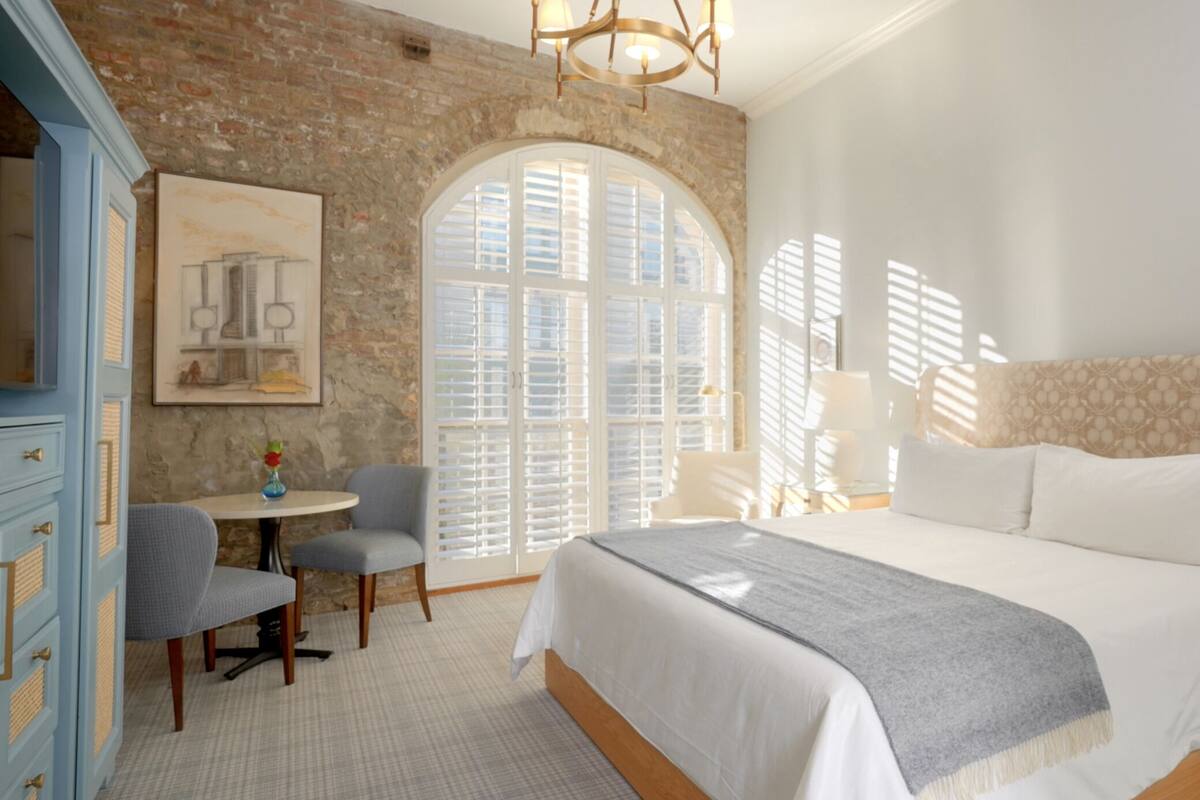 Historic Wing King Guest Room  | 高档床上用品、泰普尔床垫、客房内保险箱、办公桌