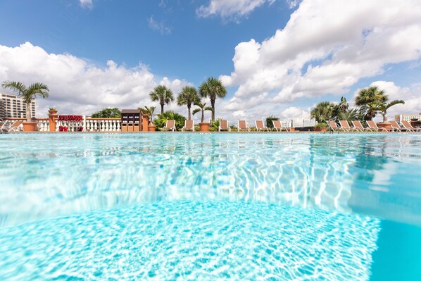 Una piscina al aire libre, sombrillas