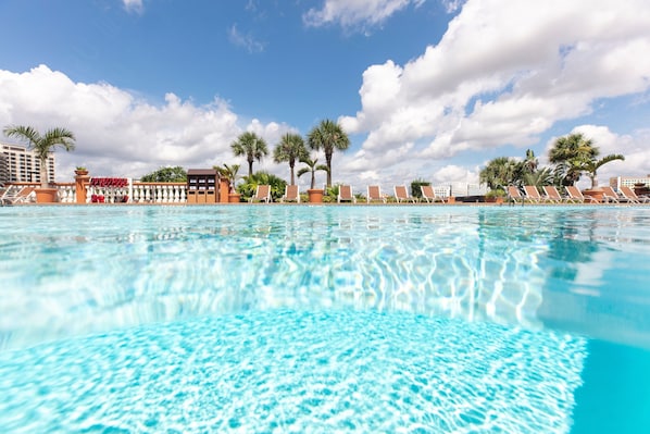 Una piscina al aire libre, sombrillas