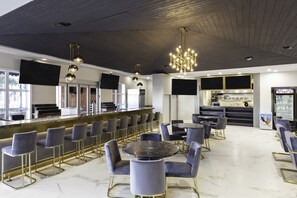 Sajian masakan Amerika dengan pemandangan kolam renang 