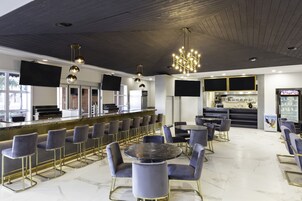 American cuisine, pool views 