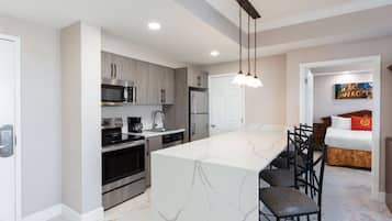 Full-size fridge, microwave, oven, stovetop