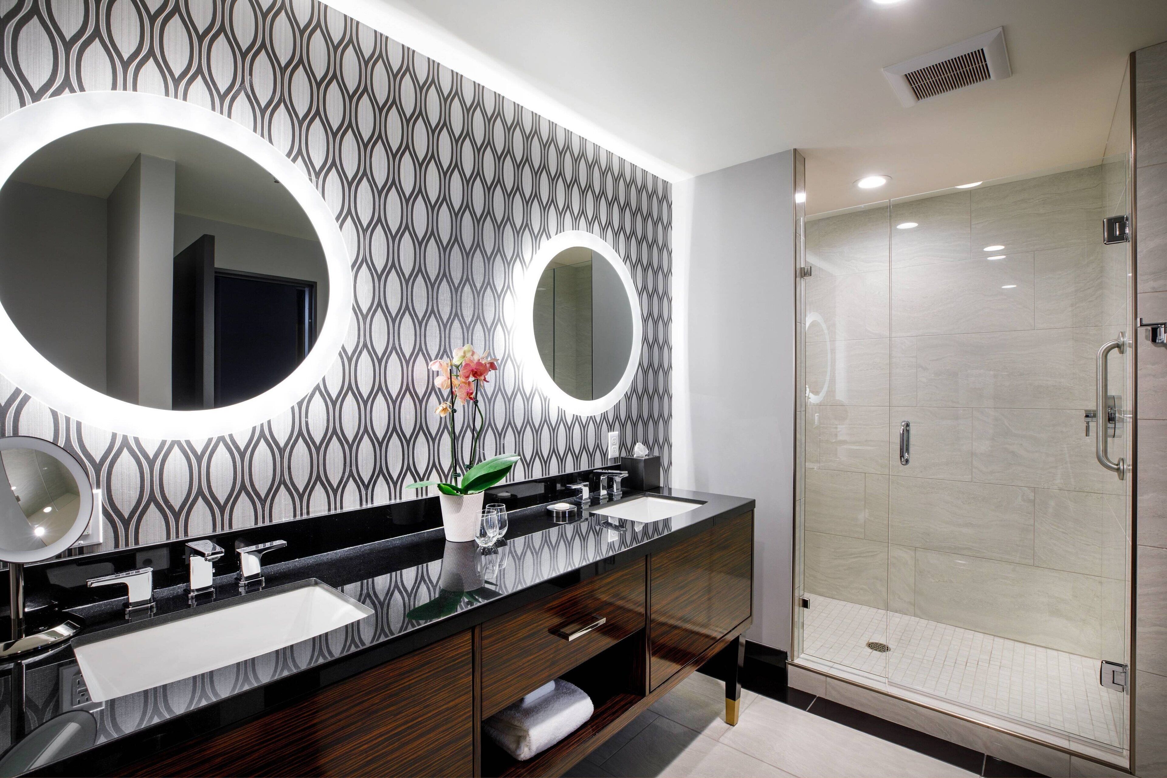 Regendusche, Designer-Toilettenartikel, Haartrockner, Bademäntel