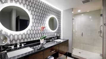 Regendusche, Designer-Toilettenartikel, Haartrockner, Bademäntel