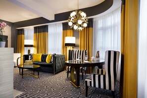 42-inch flat-screen TV with cable channels, TV, iPod dock - Hotel Metro, Autograph Collection (Milwaukee)