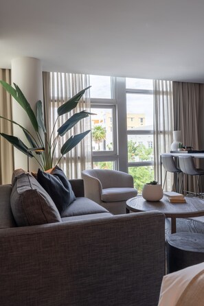 Deluxe Suite, 1 King Bed