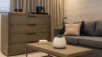 Una sala moderna con una mesa de centro de madera, un sofá y un mueble aparador grande.