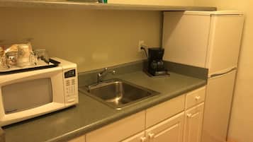 Studio | Kühlschrank, Wasserkocher mit Kaffee-/Teezubehör, Hochstuhl
