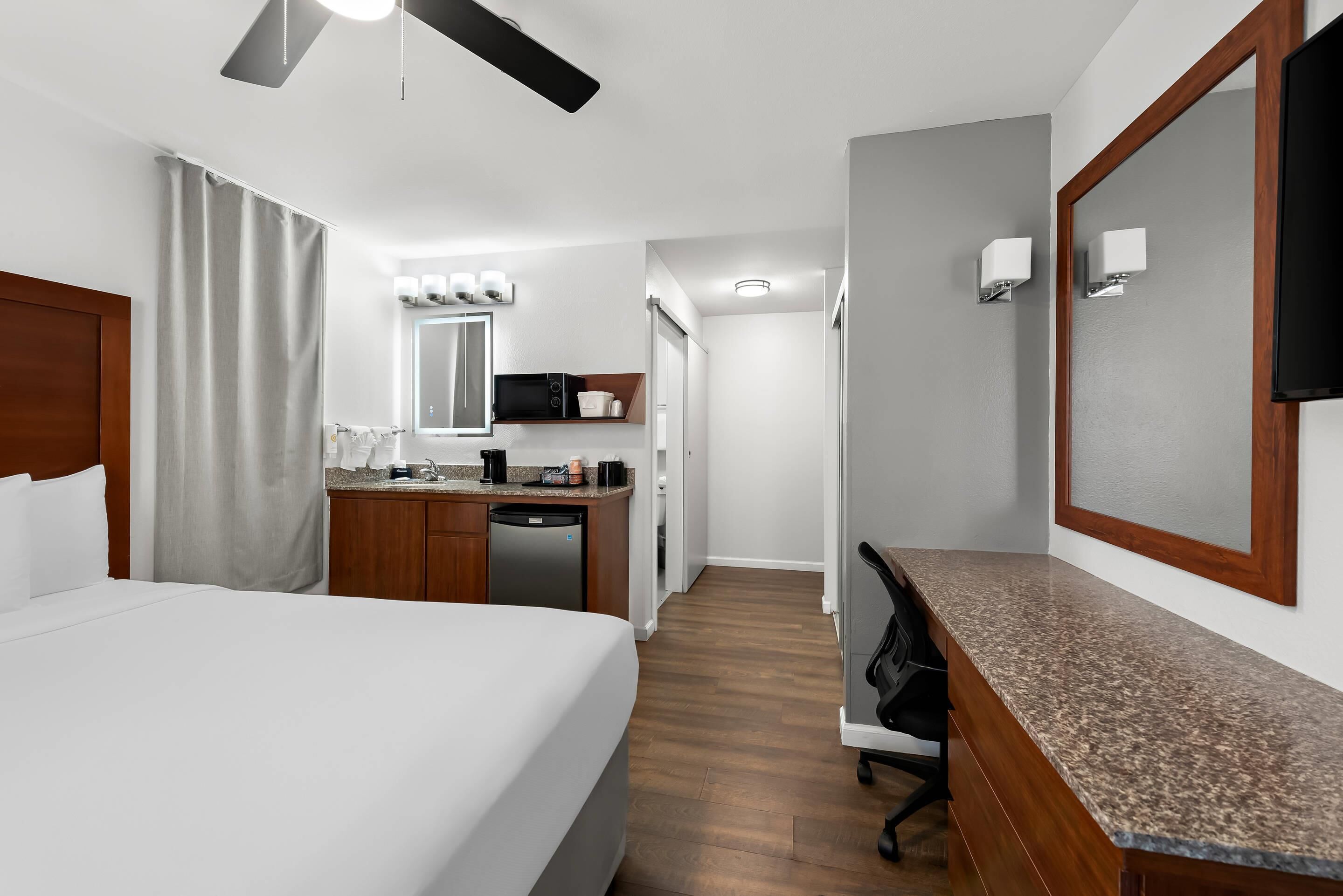 Kamar, 1 Tempat Tidur King, akses difabel, Bebas Asap Rokok | Seprai premium, selimut bulu angsa, bantalan ekstra lembut, dan brankas