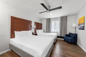 Premium bedding, down comforters, pillowtop beds, in-room safe - Comfort Inn Gaslamp Convention Center (San Diego)
