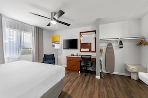 Standard Room, 1 Queen Bed, Non Smoking | Premium bedding, down comforters, pillowtop beds, in-room safe
