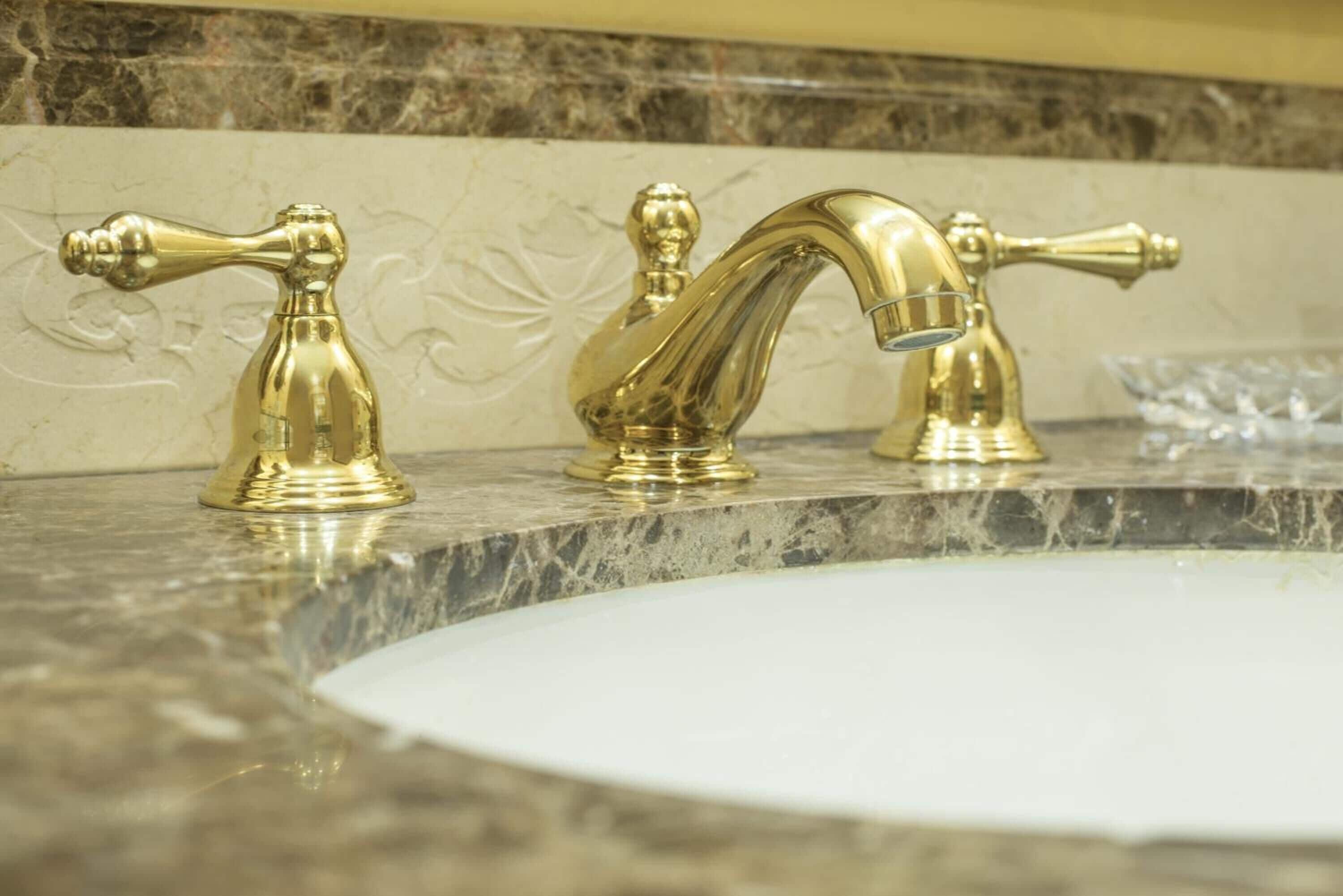 combined shower/bathtub, free toiletries, hair dryer, towels