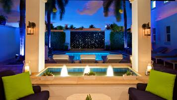 Una piscina cubierta, una piscina al aire libre