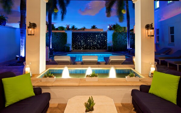 Indoor pool, outdoor pool - Blue Moon Hotel (Miami Beach)