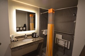 Habitación, 2 camas de matrimonio, accesible para personas con discapacidad (Mobility Accessible) | Baño | Ducha y bañera combinadas y artículos de higiene personal gratuitos