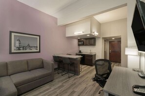 Premium bedding, desk, laptop workspace, free WiFi - La Quinta Inn & Suites by Wyndham Clarksville (Clarksville)