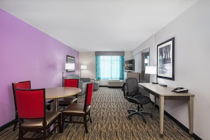Executive Suite, 1 Bedroom, Non Smoking | Peralatan tempat tidur premium, meja, ruang kerja komputer riba 