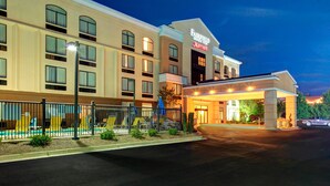 A Fairfield Inn & Suites by Marriott hotel with a well-lit entrance, outdoor seating area, and a parking lot. - Fairfield by Marriott Inn & Suites Anniston Oxford (Oxford)