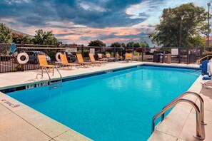 Una piscina al aire libre de temporada