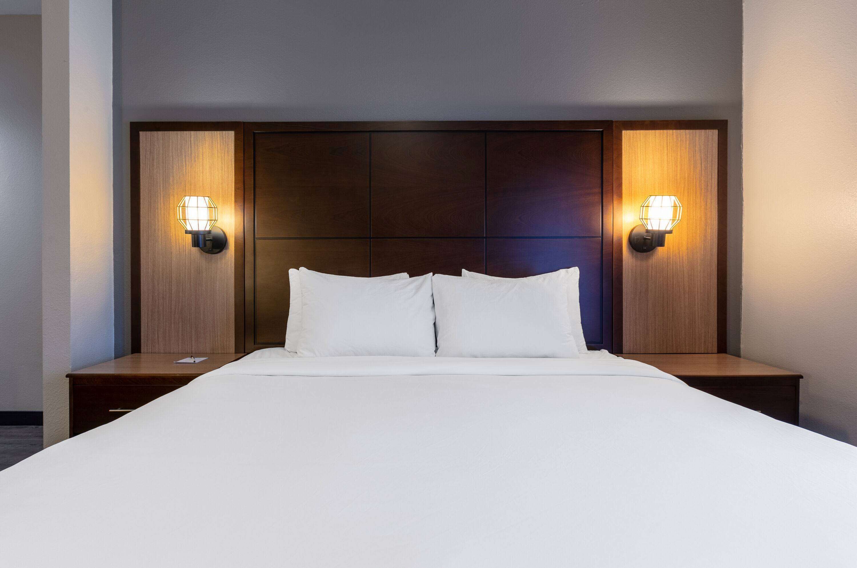 Ylelliset vuodevaatteet, tallelokero huoneessa, työpöytä