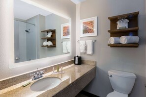 Đồ dùng nhà tắm miễn phí, máy sấy tóc, khăn tắm 