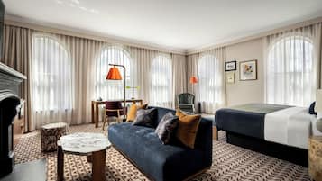 Seprai premium, bantalan ekstra lembut, brankas, dan meja kerja