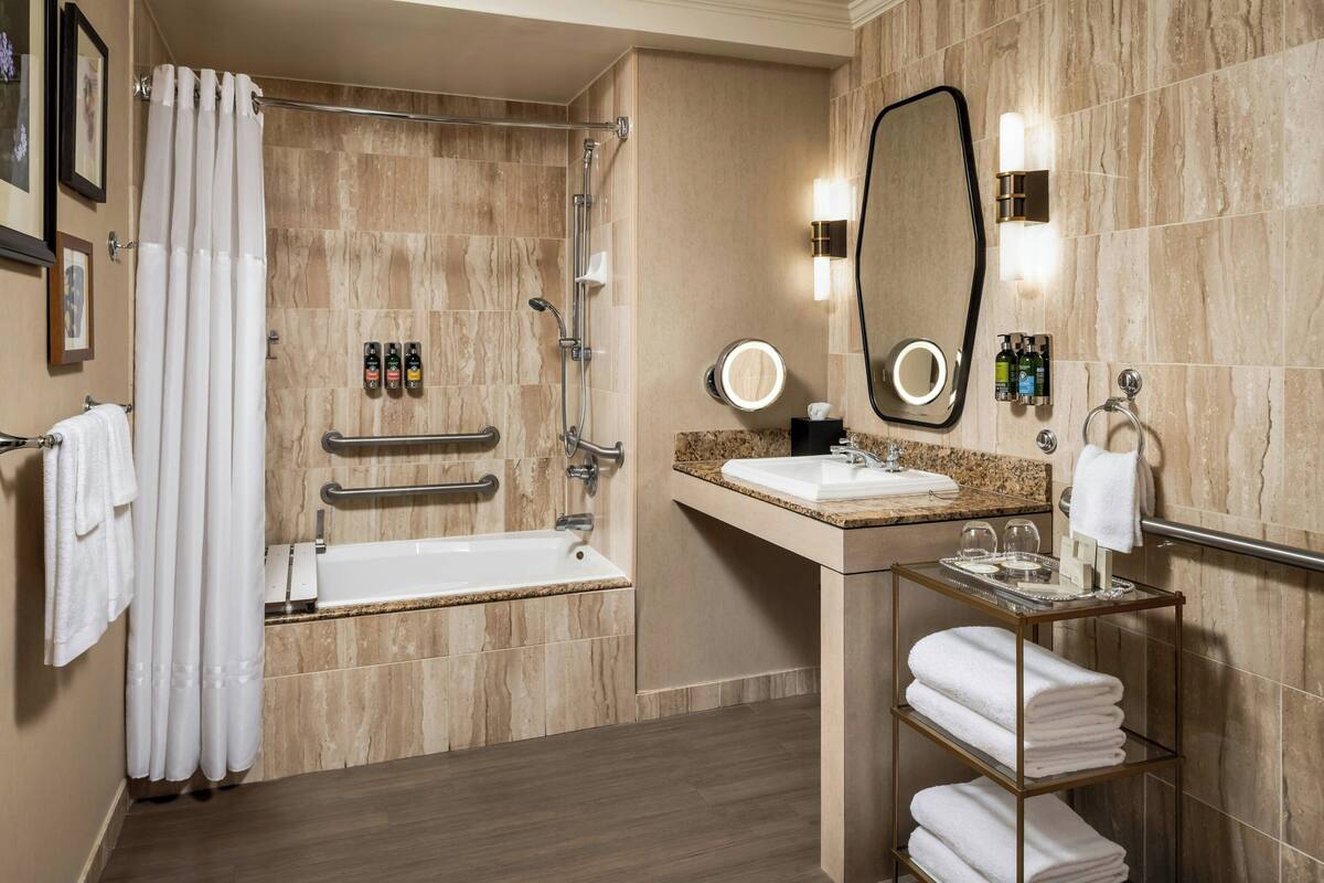 room, 1 king bed, non smoking | bathroom | combined shower/bathtub, designer toiletries, hair dryer, towels