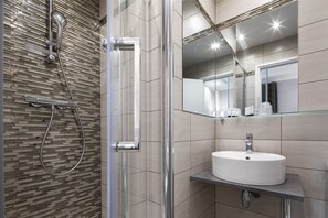 Bañera con ducha, artículos de tocador gratuitos, secador de pelo