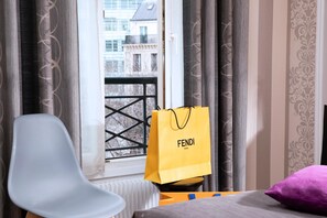 Frigobar, cofres nos quartos, escrivaninha, Wi-Fi de cortesia