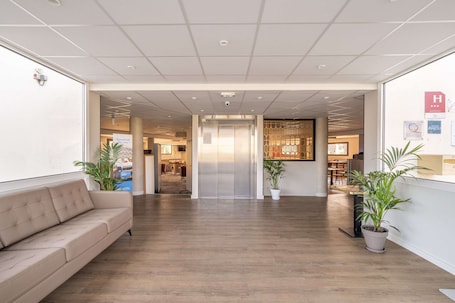 Lobby. Brit Hotel Angers Parc Expo - L'Acropole
